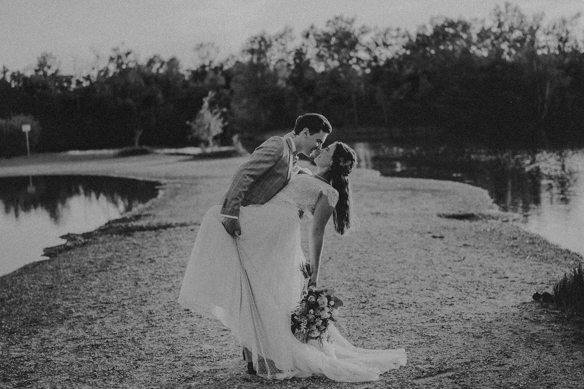 Hochzeitsfotos am See in Karlsruhe - Schwarz-Weiß Fotografie